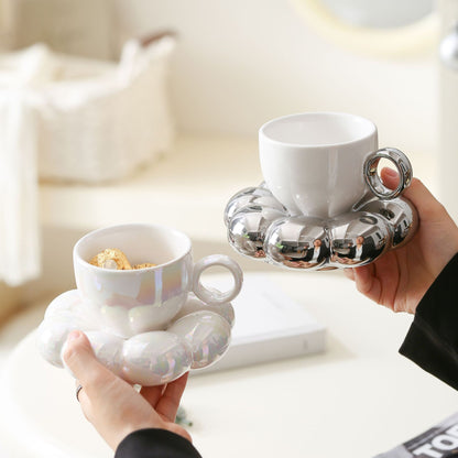 Keramikbecher mit skulpturaler Bubble-Untertasse