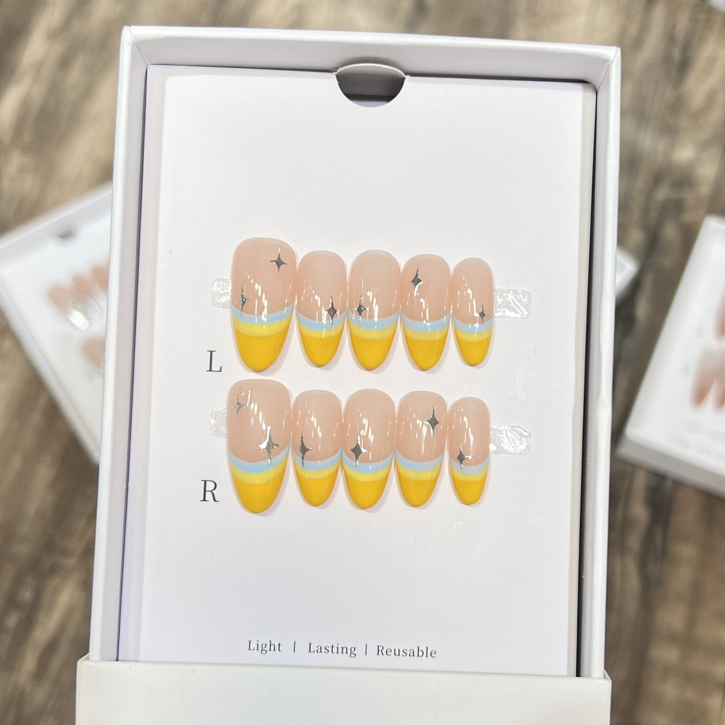 Stylisches Press-On-Nagelset mit einzigartigem bunten Design Brehn