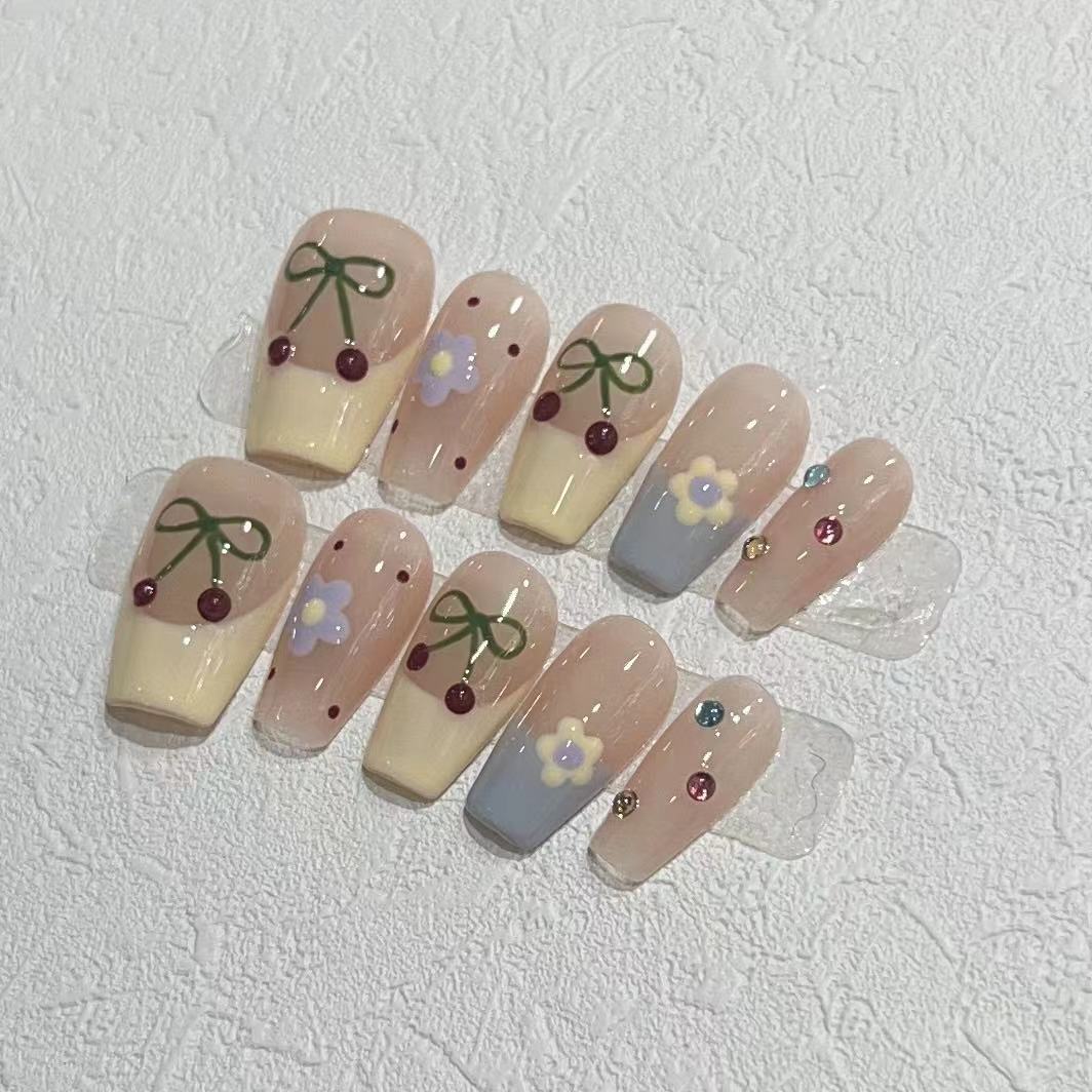 Charmantes dekoratives Press-On-Nagelset mit Kirsch- und Blumendesigns Brehn