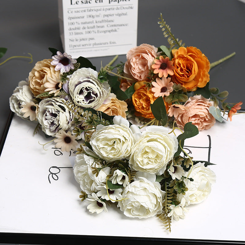 Elegante falsche Blumendekoration