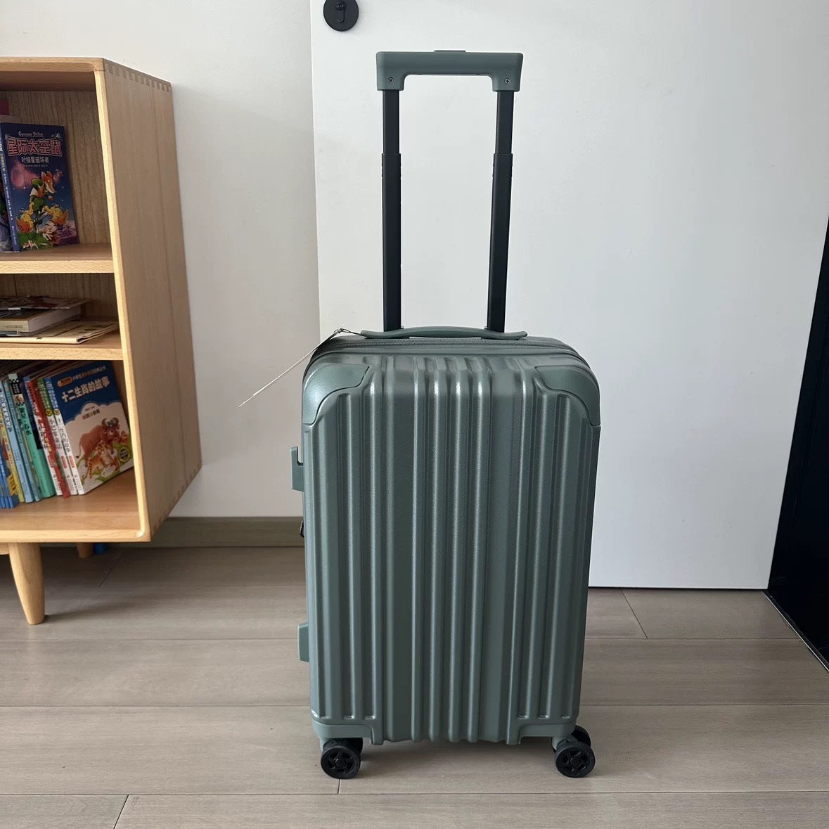 Robuster Hartschalenkoffer mit mehreren Fächern
