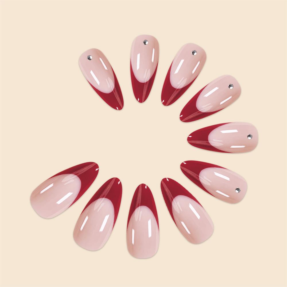 Elegante Stiletto-Nagelkunst mit Strassakzenten