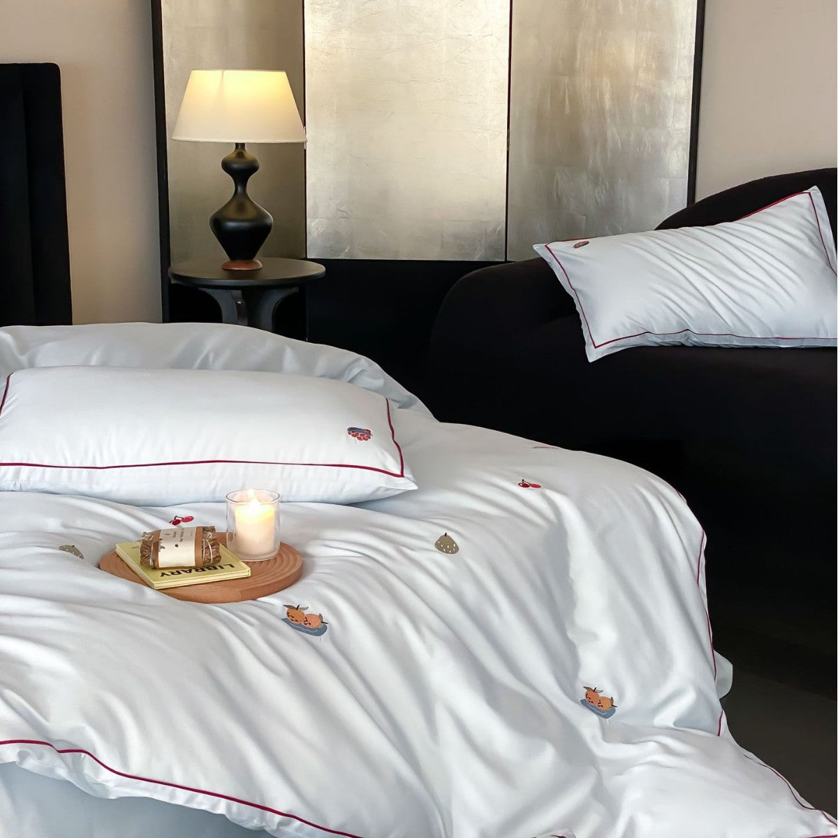 Premium-Baumwollsatin-Bettgarnitur mit zarten Tierstickereien und Kontrastpaspel