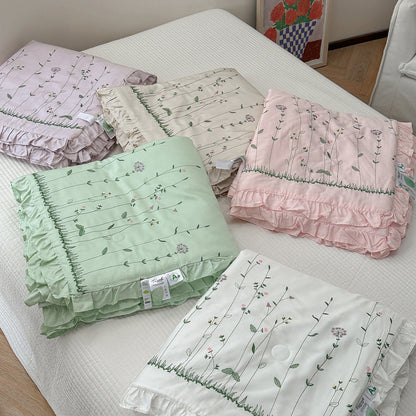 Gestepptes Rüsch-Bettbezug-Set mit floral bedruckten Baumwollsatin-Kissenbezügen