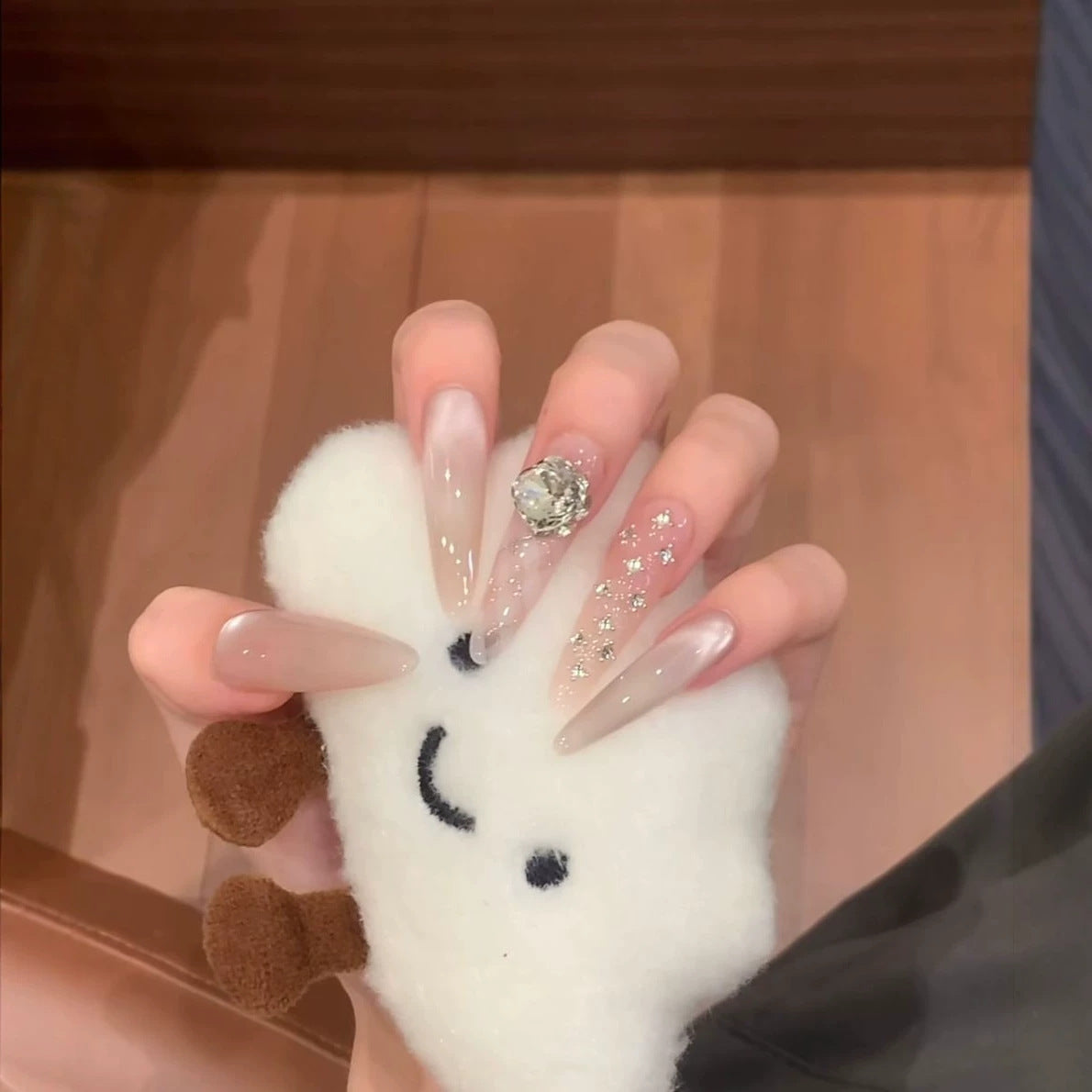 Glamouröse Stiletto-Nagelverlängerungen mit Glitzerakzenten