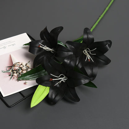Lebensechter künstlicher Lilienstrauß