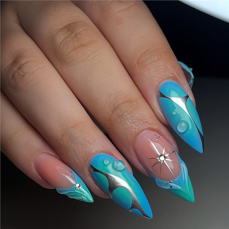 Künstlerische Stiletto Press-On Nägel mit metallischen Akzenten Brehn
