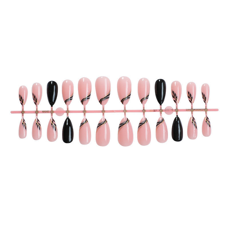 Dekorativer Press-On-Nagelsatz mit eleganten Designs Brehn