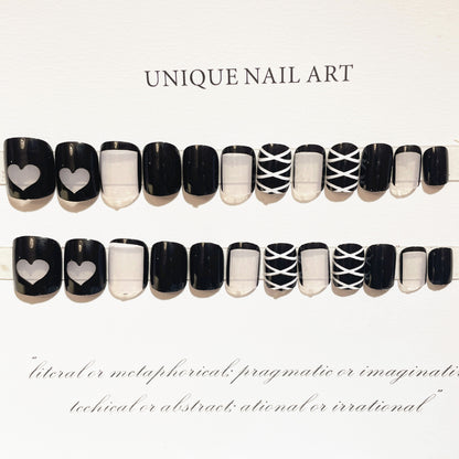 Stylisches Press-On-Nageldesign-Set mit Herz- und geometrischen Mustern