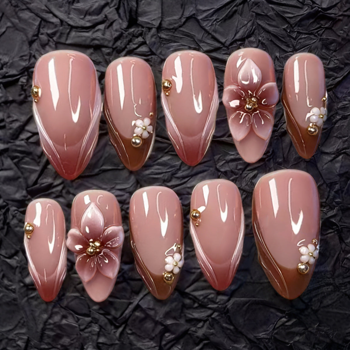 Kunstnagelset mit floralen Akzenten und Goldverzierungen Brehn