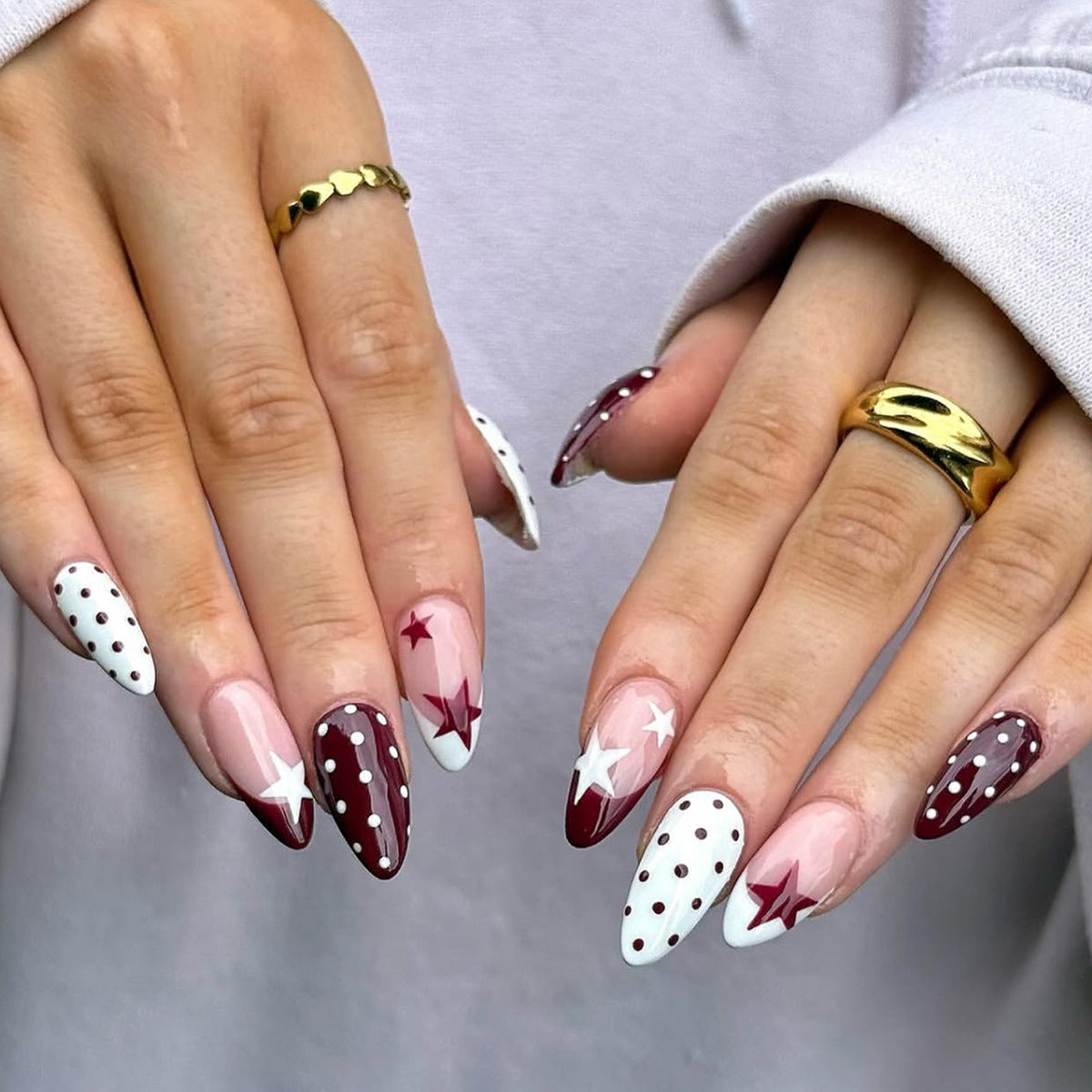 Elegante Kunstfingernägel mit Floralen und Geometrischen Akzenten Brehn