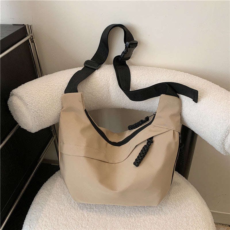 Lässige strukturierte Schultertasche