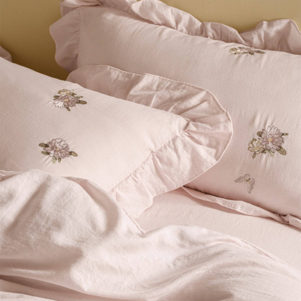 Bestickte florale Baumwollsatin-Bettbezug-Set mit Rüschenkissenbezügen