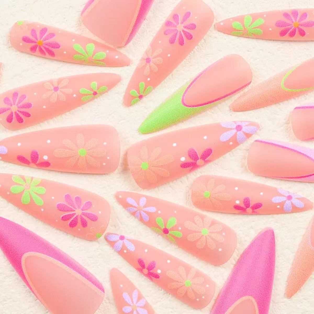 Kunstnagelset mit verspieltem Blumendesign und elegantem Hochglanz-Finish Brehn