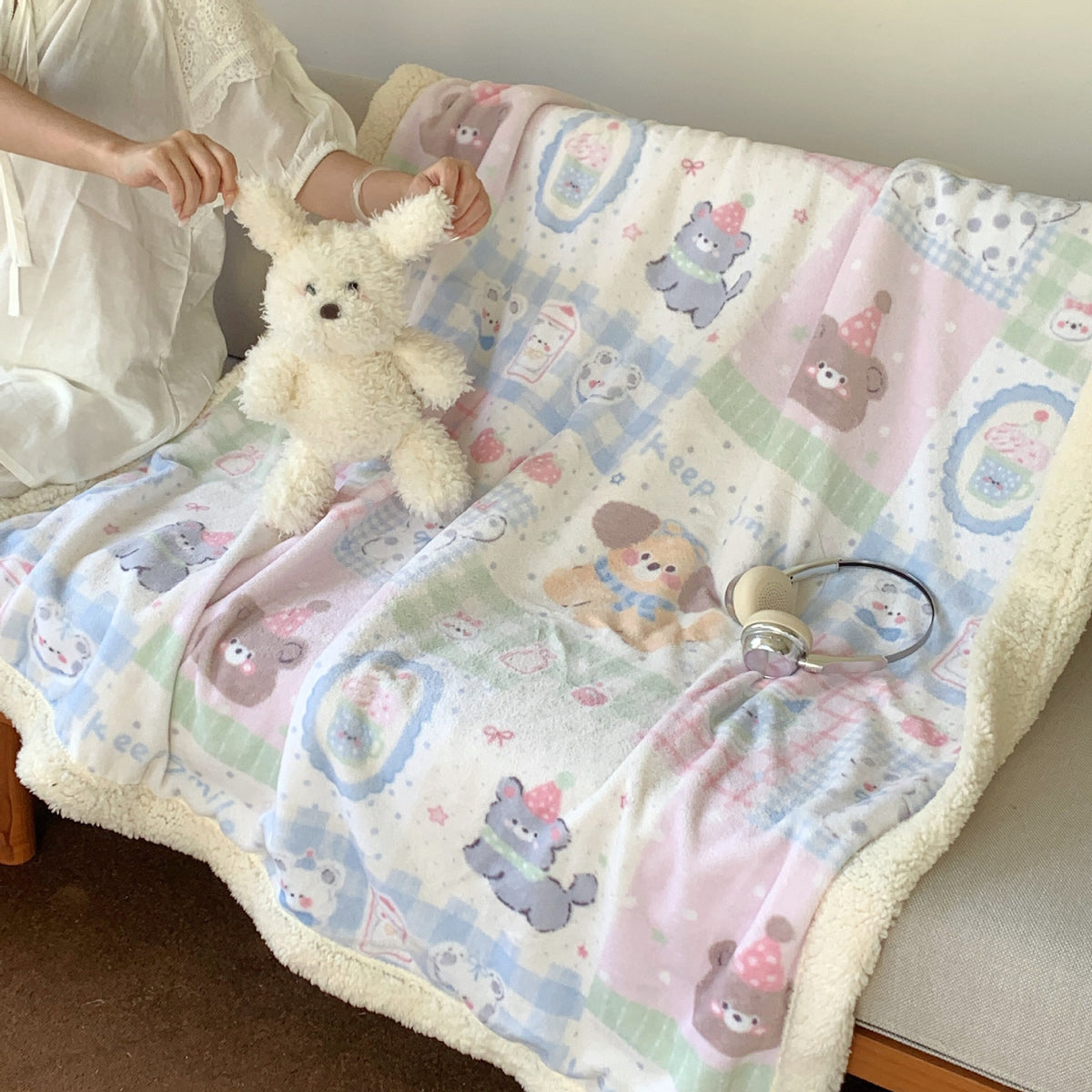 Wendbare Flauschdecke mit Cartoon-Katzenmotiv und Teddyfutter