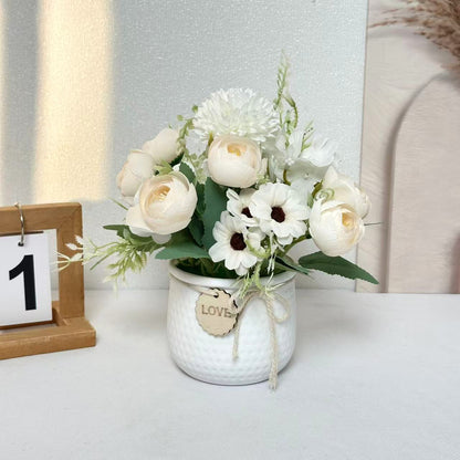 Florale Tischdekoration mit dekorativem Topf für Wohnkultur