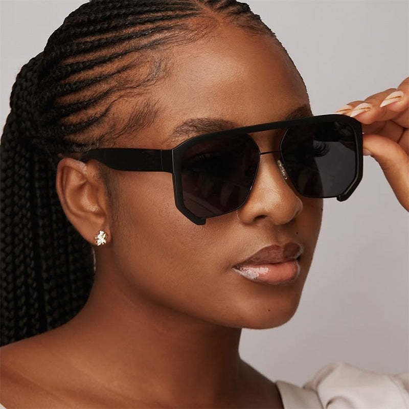 Damen modische Oversized-Sonnenbrille mit eleganter, facettierter Rahmenkonstruktion Brehn