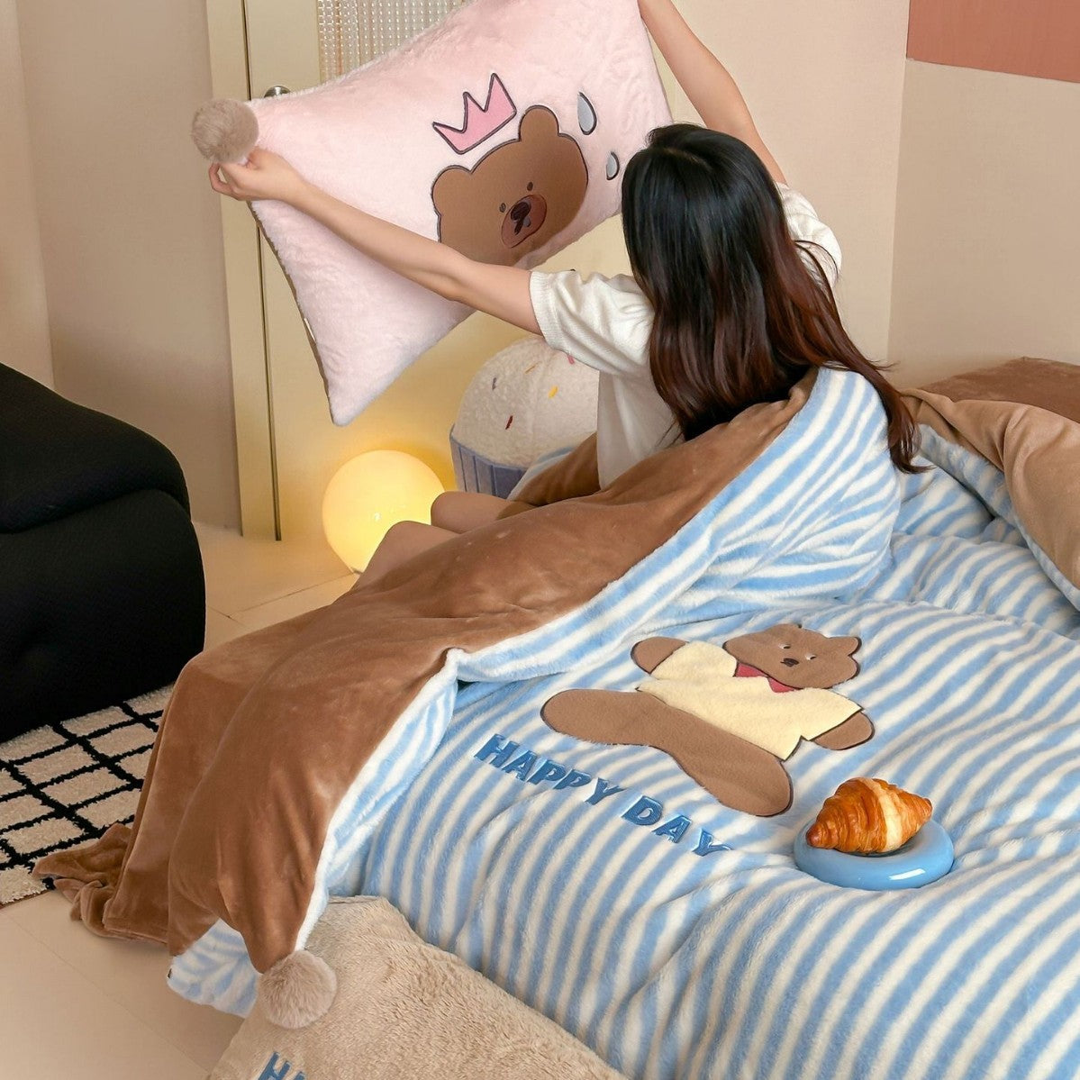 Kuschelige gestreifte Wohndecke mit Pompons und Plüschapplikationen