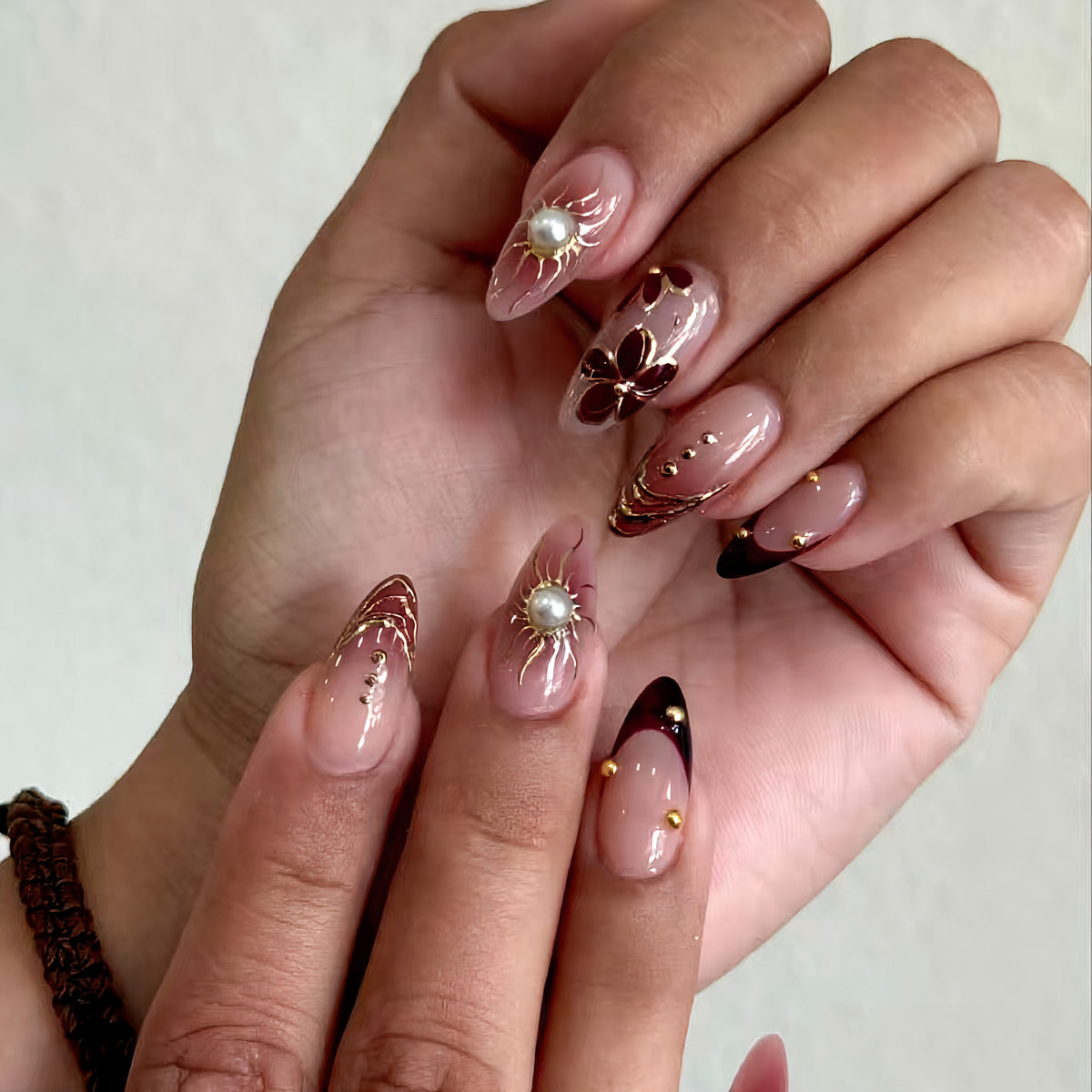 Luxuriöses Künstlerisches Press-On Nagel Kunst Set mit Floral- und Perlenakzenten