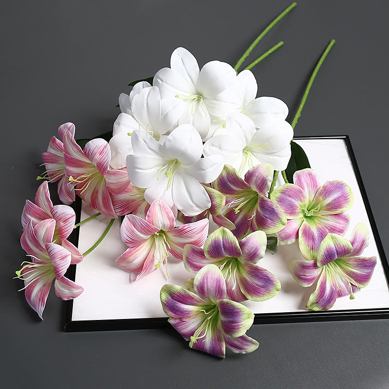 Realistische Seidenblumenstängelanordnung