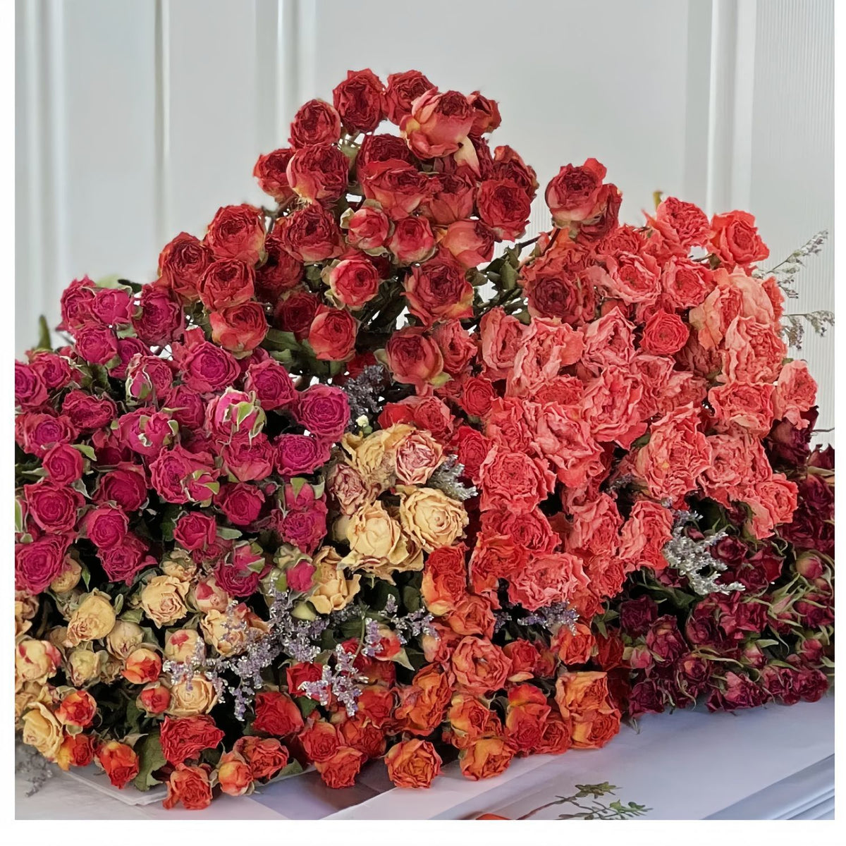 Trockenblumen-Rosenstrauß mit botanischem Füllmaterial
