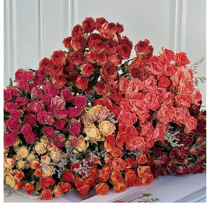 Trockenblumen-Rosenstrauß mit botanischem Füllmaterial