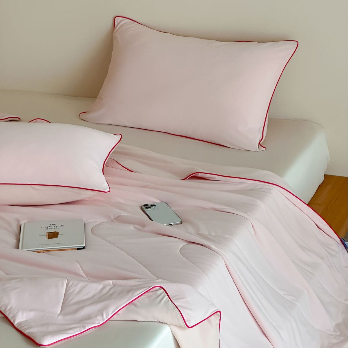 Elegantes Schlaftextil-Set aus Baumwollsatin mit Kontrastpaspel und leichter Stepndecke
