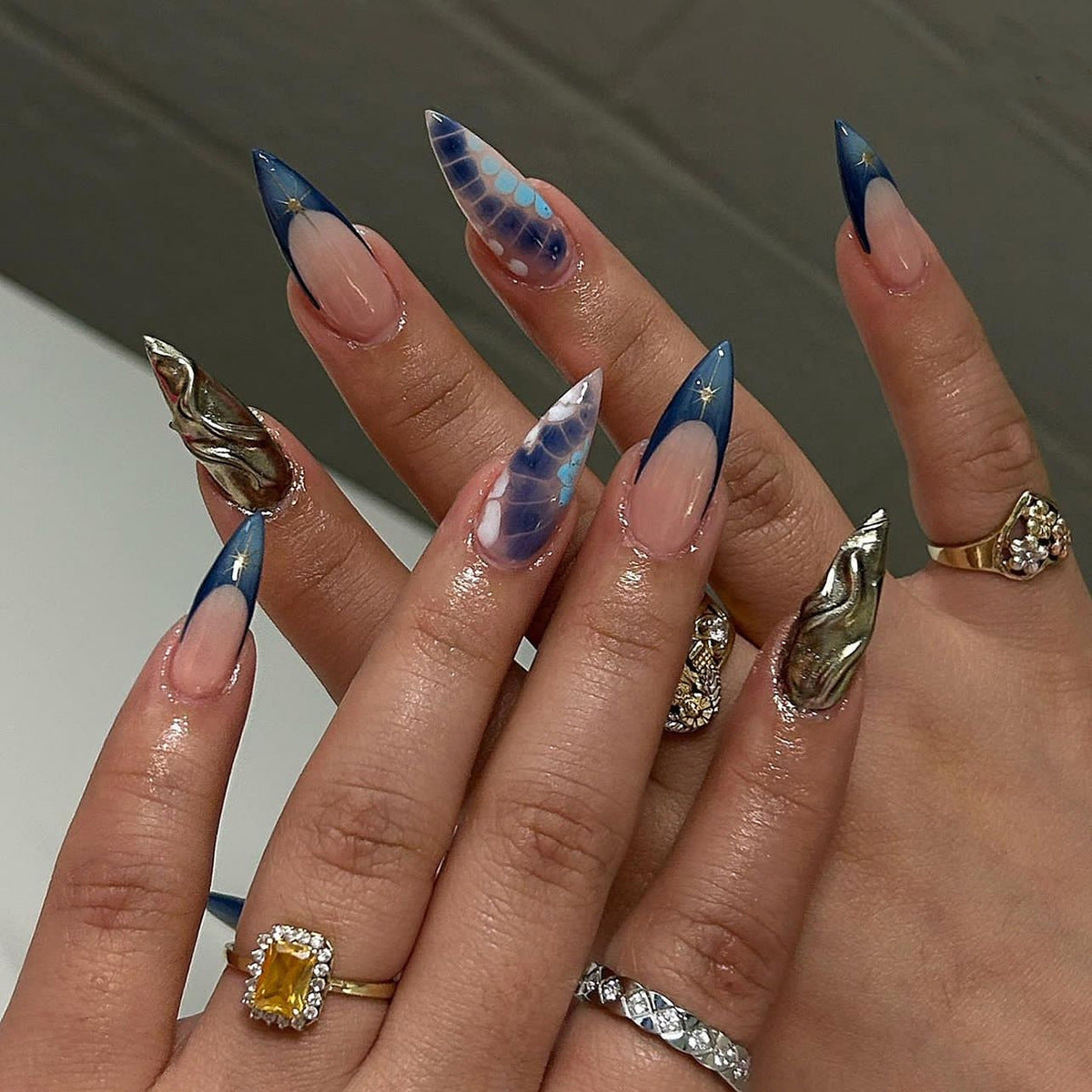 Kunstvolle Stiletto-Nägel mit Glitzer und außergewöhnlichem Design Brehn