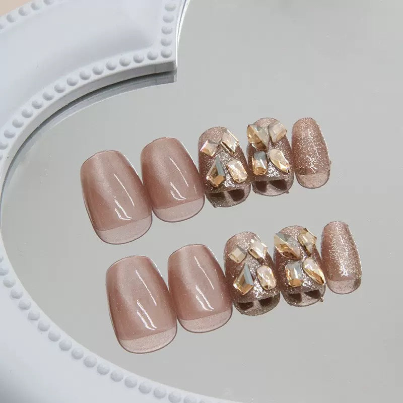 Glitter Nagelset mit luxuriösen Steinverzierungen Brehn