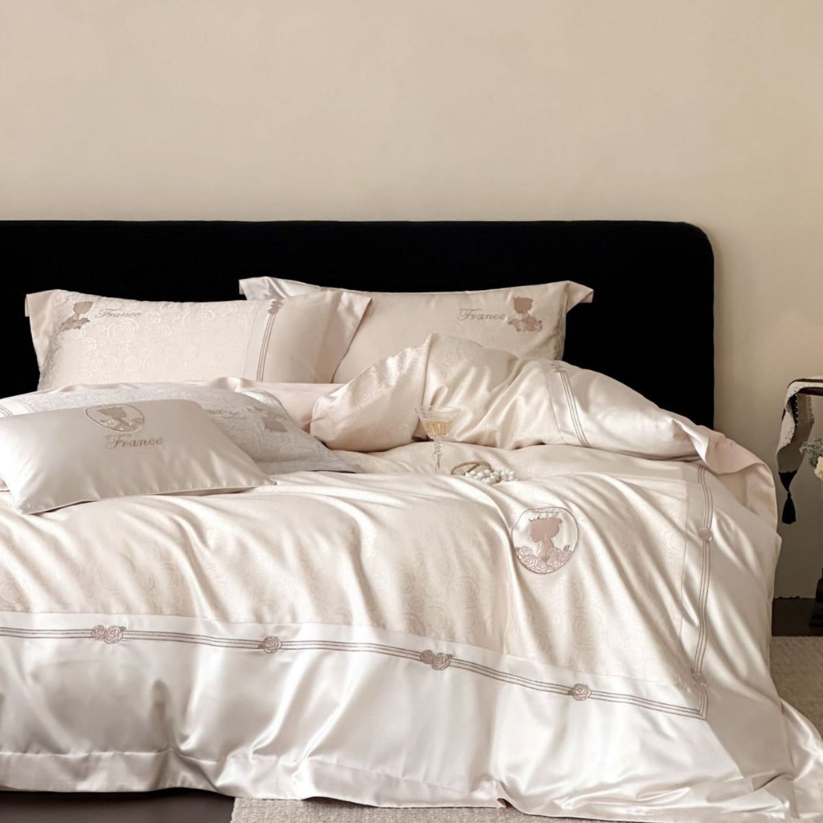 Luxuriöse Baumwollsatin-Bettwäschegarnitur mit Jacquard‑Rosendessin und bestickten Silhouette‑Applikationen
