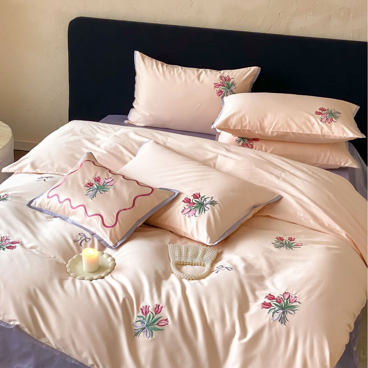 Feines Baumwollsatin-Bettwäsche-Set mit bestickten Tulpenbouquets und kontrastierender Paspel