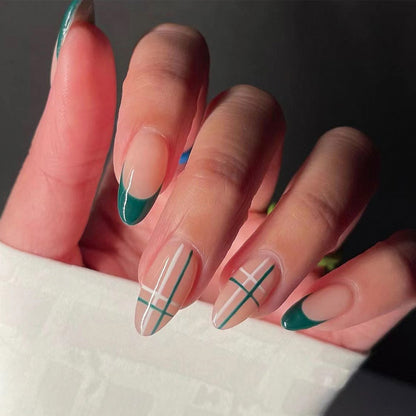 Kunstvolle Nailart mit modernem Geometrie-Design Brehn