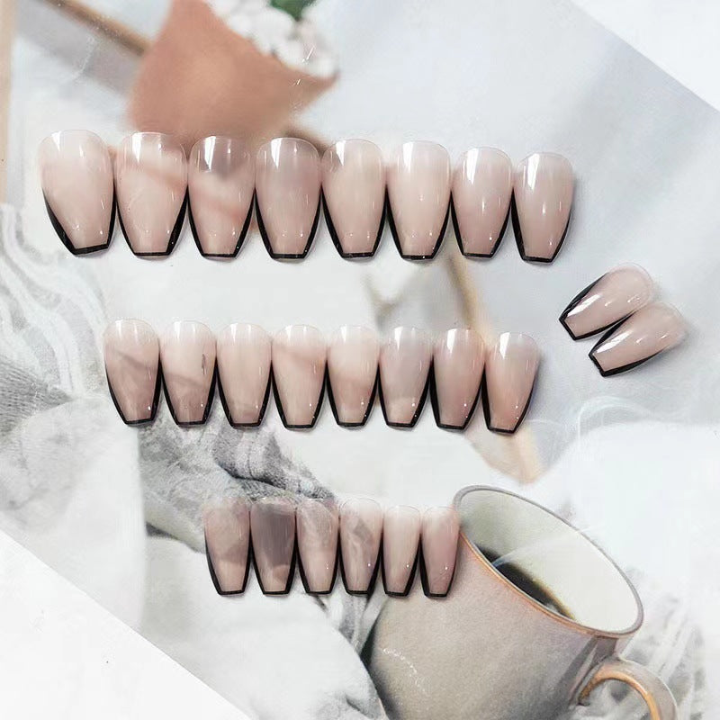 Kunstvolle Nagelverlängerungen mit eleganter French-Spitze Brehn