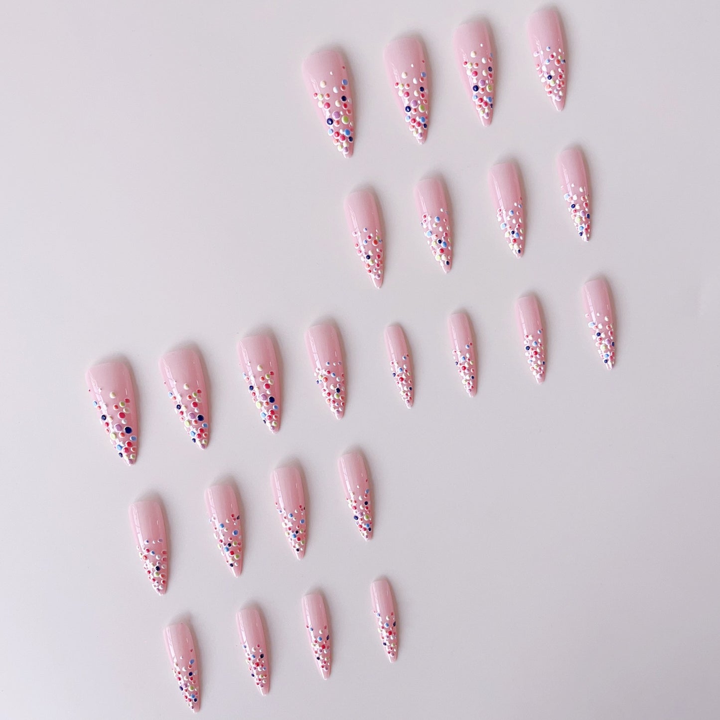 Kunstnagelset mit bunten Glitzerpunkten und eleganten Spitzen Brehn
