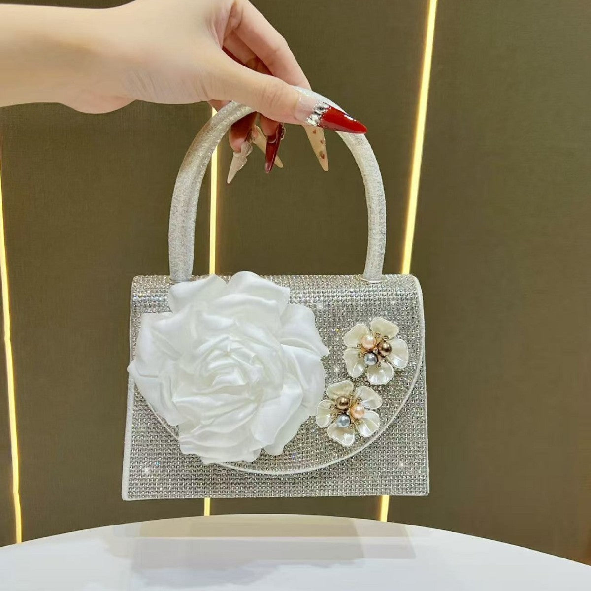 Blumengeschmückte Handtasche für den Abend