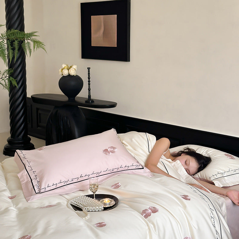 Umkehrbares Seidenglanz-Duvet-Cover-Set mit Blütenblatt-Print und Kissenbezügen mit Schriftkante