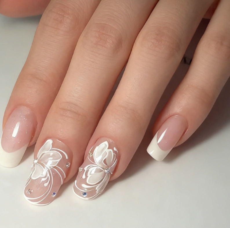 Kunstnägel mit floralen Verzierungen und Glitzerdetails Brehn