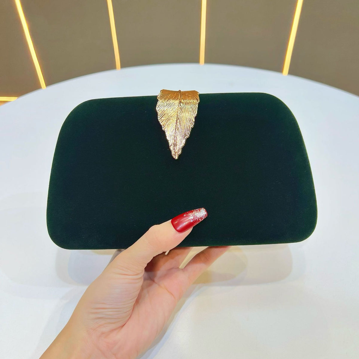 Elegante abendhandtas mit Blattakzenten
