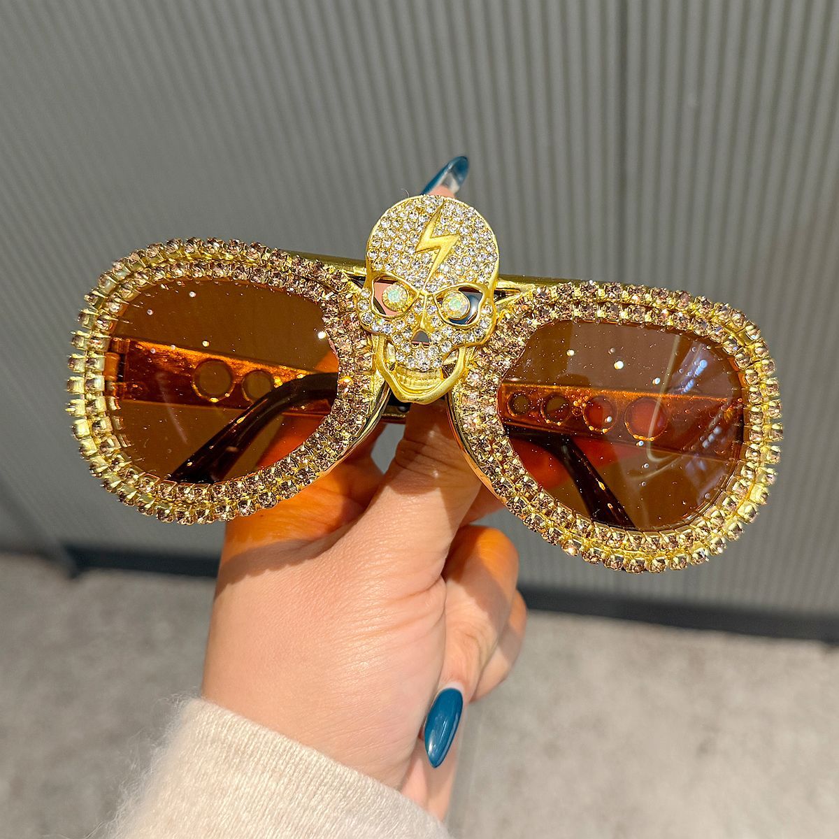 Damen Statement-Sonnenbrille mit auffälligem Totenkopf-Design und funkelndem Kristallbesatz Brehn