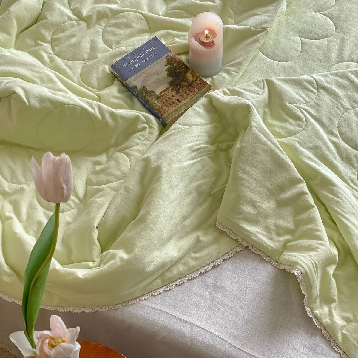Dünne gesteppte Bettdecke mit floraler Kreissteppung und atmungsaktivem Mikrofaserbezug