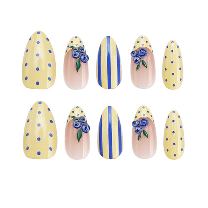 Kunstvolle Stiletto-Nägel mit floralen Akzenten und bunten Mustern Brehn