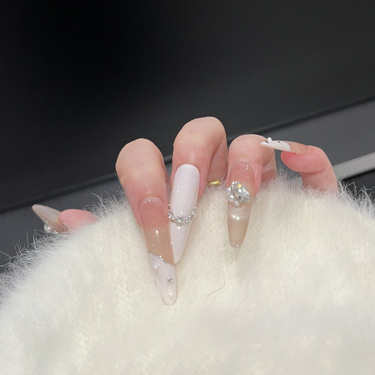 Dekoratives Press-On-Nail-Art-Set mit luxuriösen Edelstein-Accents Brehn