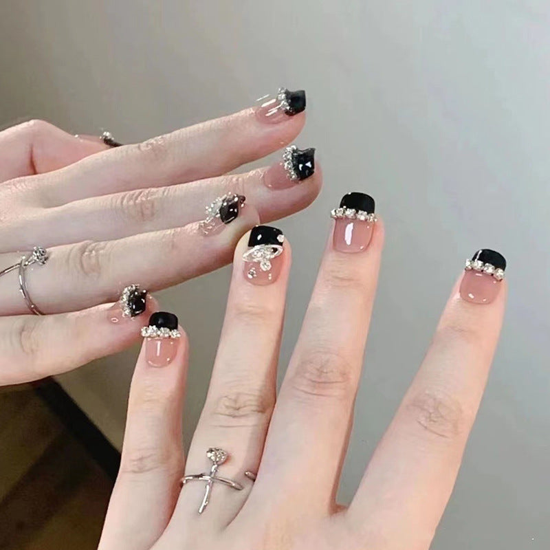 Glamouröses Kunstnagelset mit funkelnden Kristallverzierungen Brehn