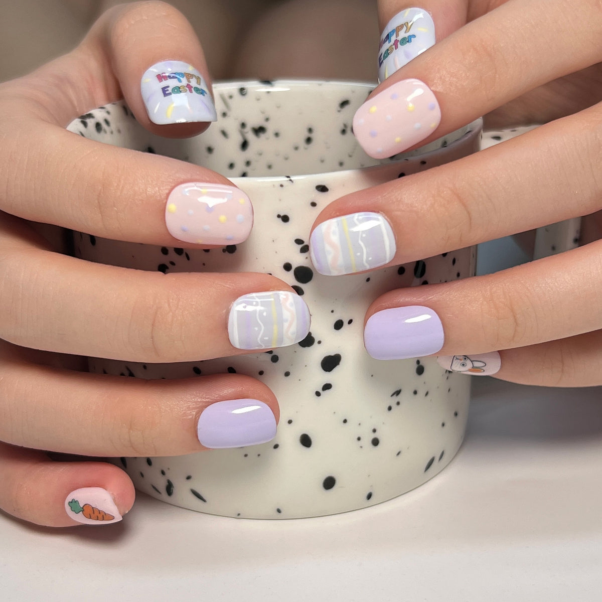 Kunstvolle Nagelkunst mit süßen Tiermotiven und pastellfarbenem Design Brehn