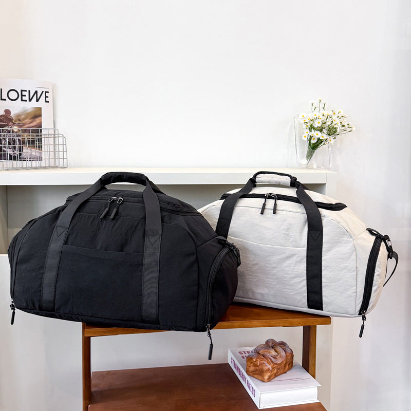 Geräumige Reisetasche mit mehreren Fächern