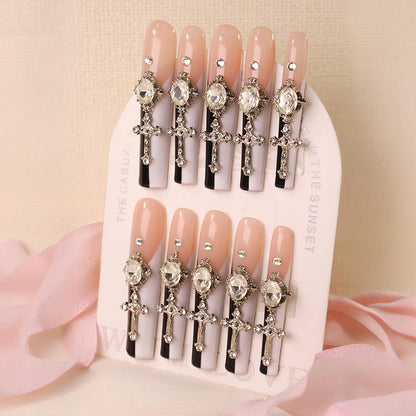 Glamouröse Kunstnägel mit eleganten Kreuzverzierungen Brehn