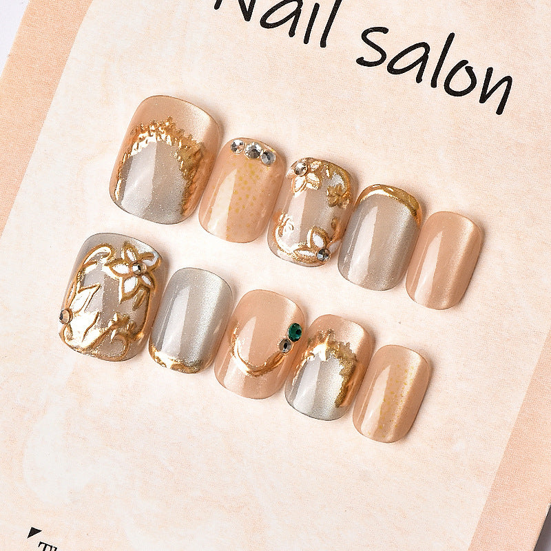 Dekoratives Press-On-Nagelkunst-Set mit eleganten floralen Verzierungen Brehn