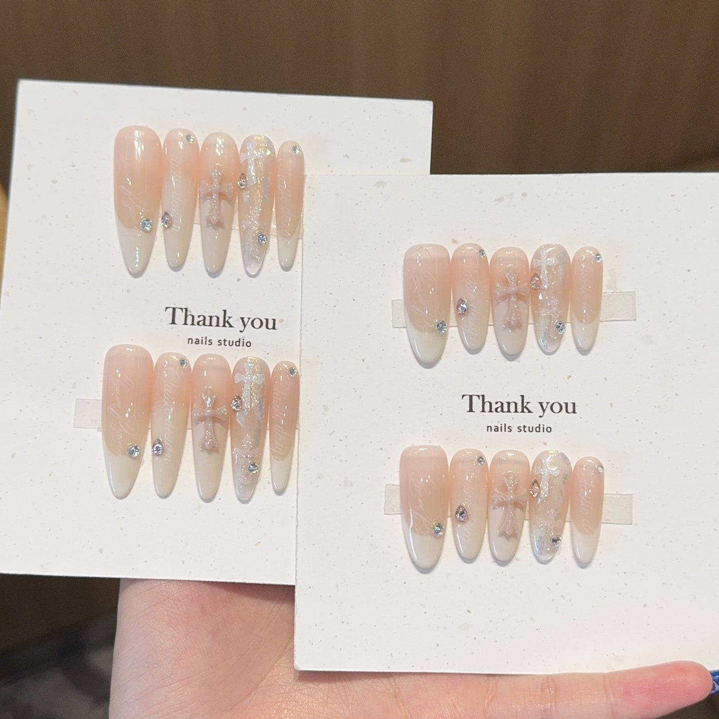 Kunstnagelspitzen mit Eleganten Akzenten Brehn