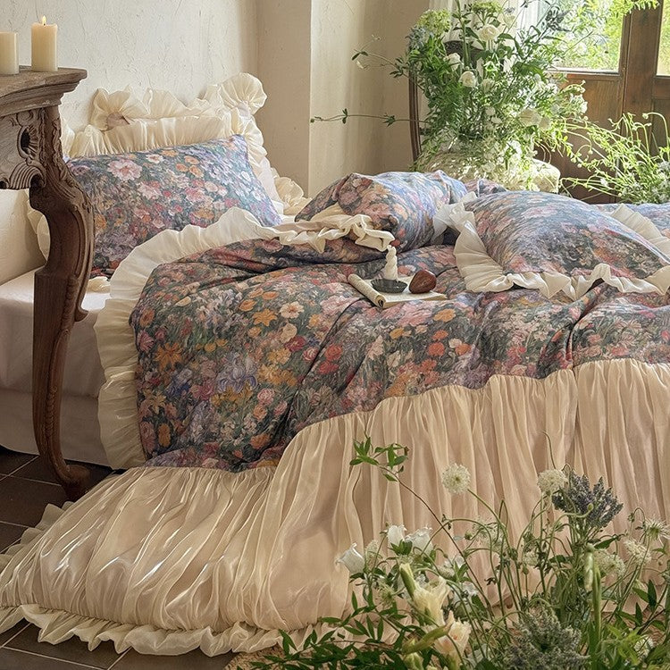 Florale Bettwäschegarnitur mit Vintage-Malerei-Print, Volantkissen und geraffter Tagesdecke