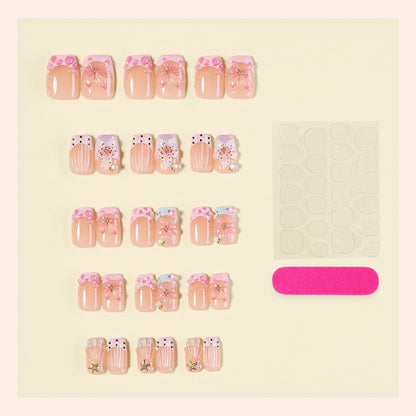 Kunstnagelset mit floralen Designs und eleganten Glitzerelementen Brehn